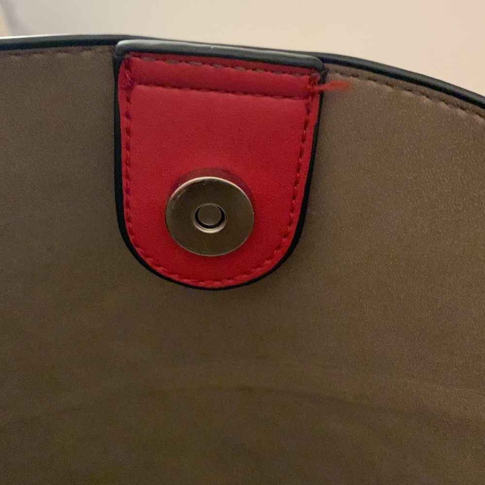 MONDANI New York Red Satchel Vegan LIKE NEW - Picture 7 of 12